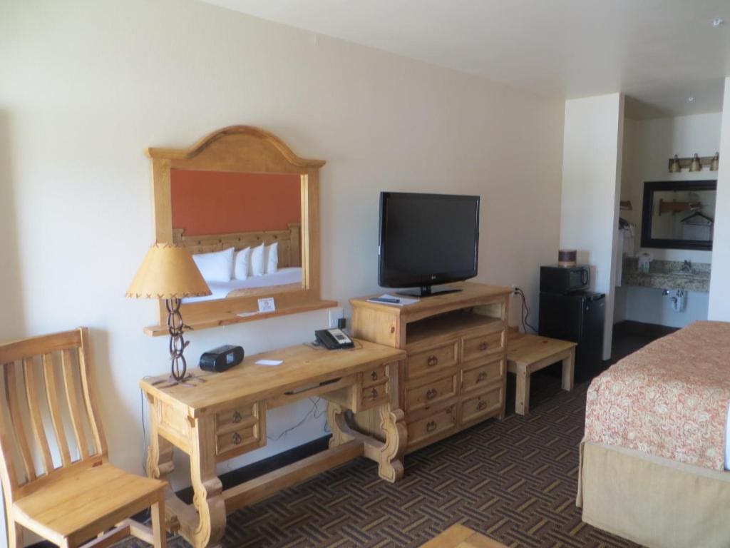 Queen Room with Two Queen Beds room - Image 2