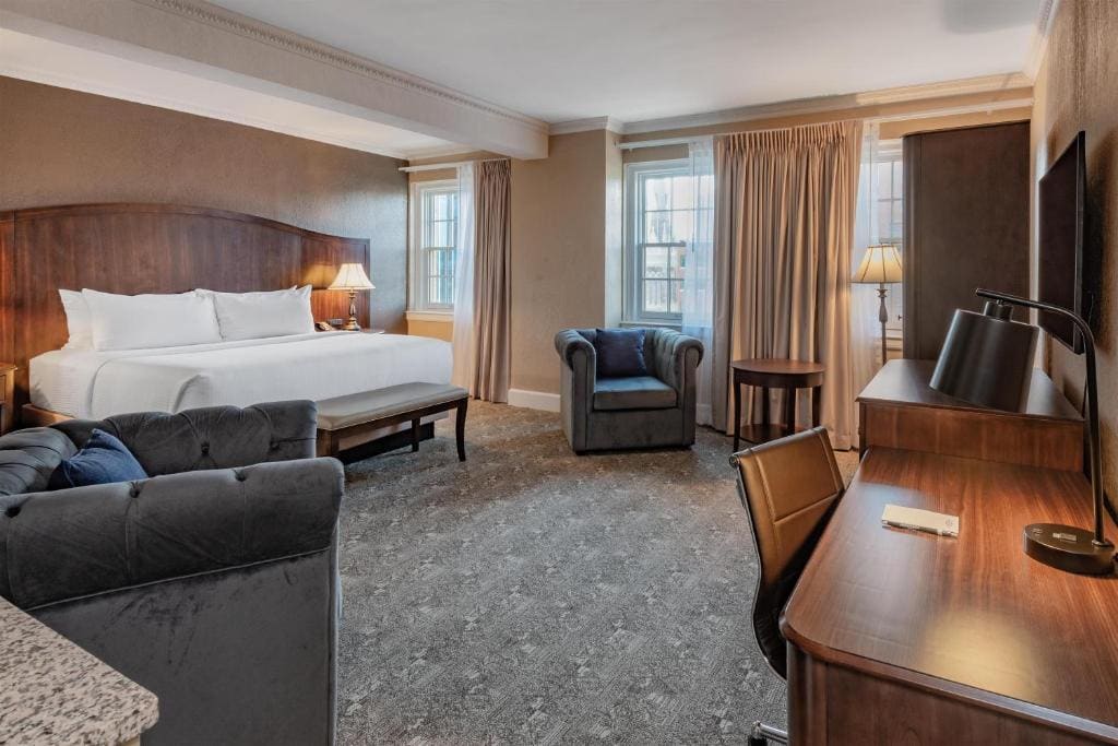 One-Bedroom Deluxe King Suite with Kitchen room - Image 2