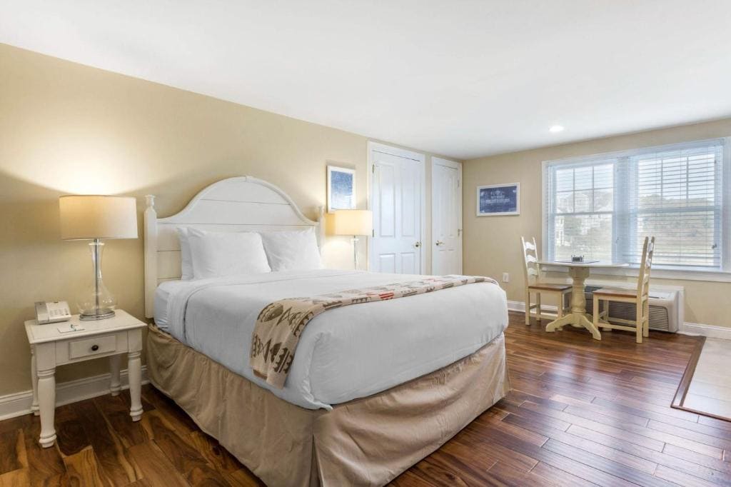 King Suite with Two Twin Beds - Non-Smoking room - Image 3