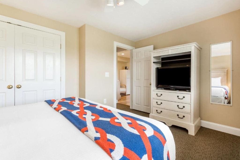 King Suite with Two Twin Beds - Non-Smoking room - Image 1