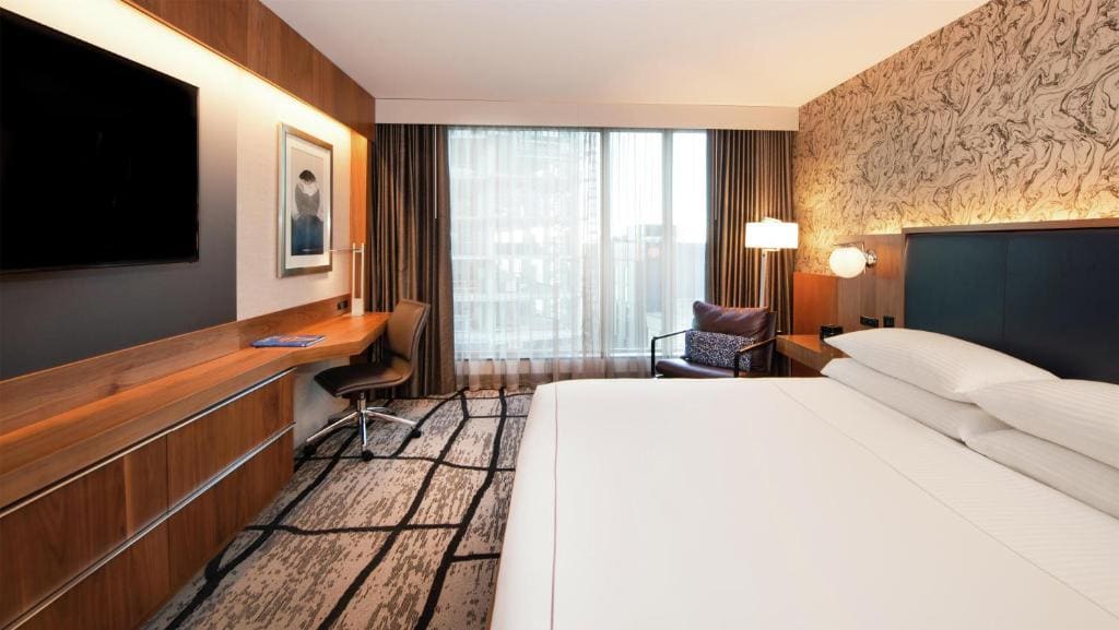King Room with Roll-In Shower - Mobility Access room - Image 1