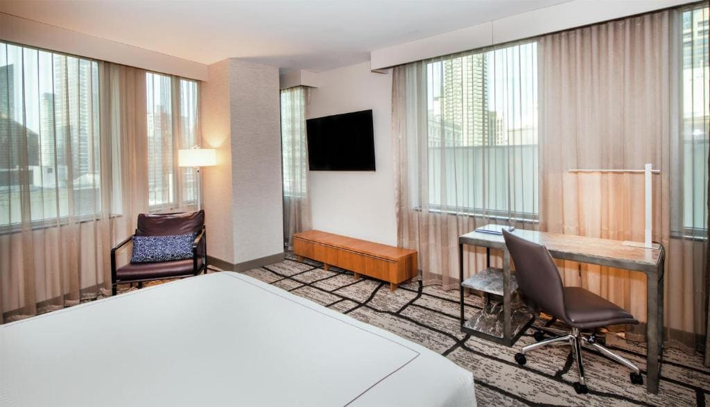Deluxe King Room with City View room - Image 3