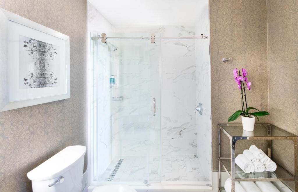 Standard King Room with Roll-In Shower room - Image 1