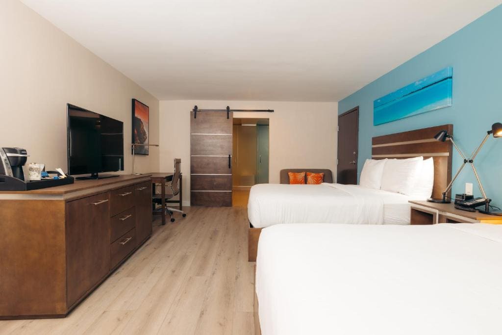 Queen Suite with Two Queen Beds and Soaking Tub - Non-Smoking room - Image 1