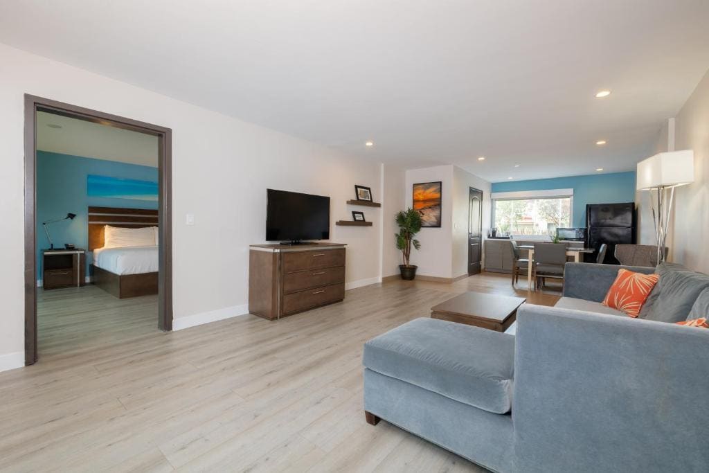 1 Bedroom Suite, 1 King Bed with Living and Dining Room, Non-Smoking room - Image 1