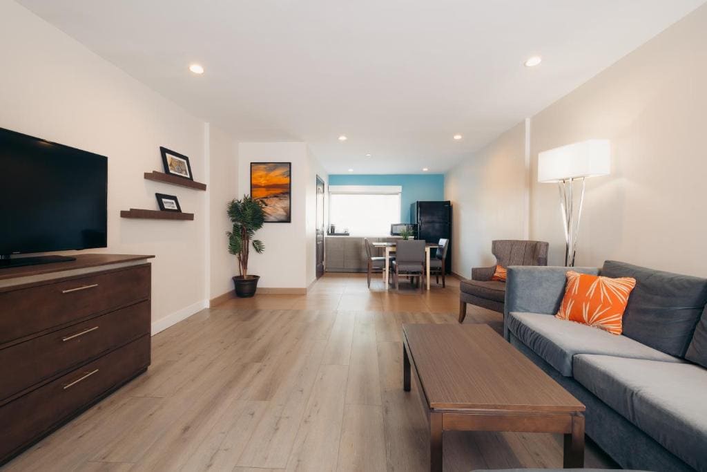 1 Bedroom Suite, 1 King Bed with Living and Dining Room, Non-Smoking room - Image 3