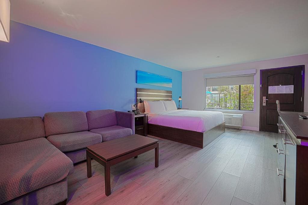 Deluxe Room, 1 King Bed with Sofa Bed, Non-Smoking room - Image 1