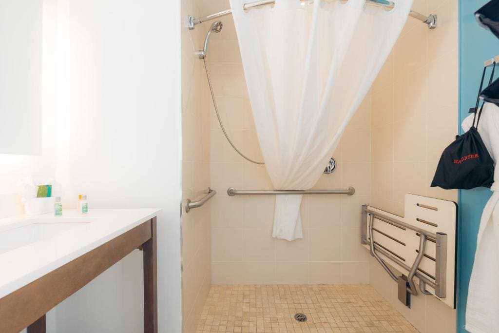 Standard Room, 2 Queen Beds, Accessible, Non-Smoking room - Image 3