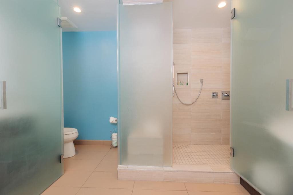 1 Bedroom Suite, 1 King Bed with Living and Dining Room, Non-Smoking room - Image 2