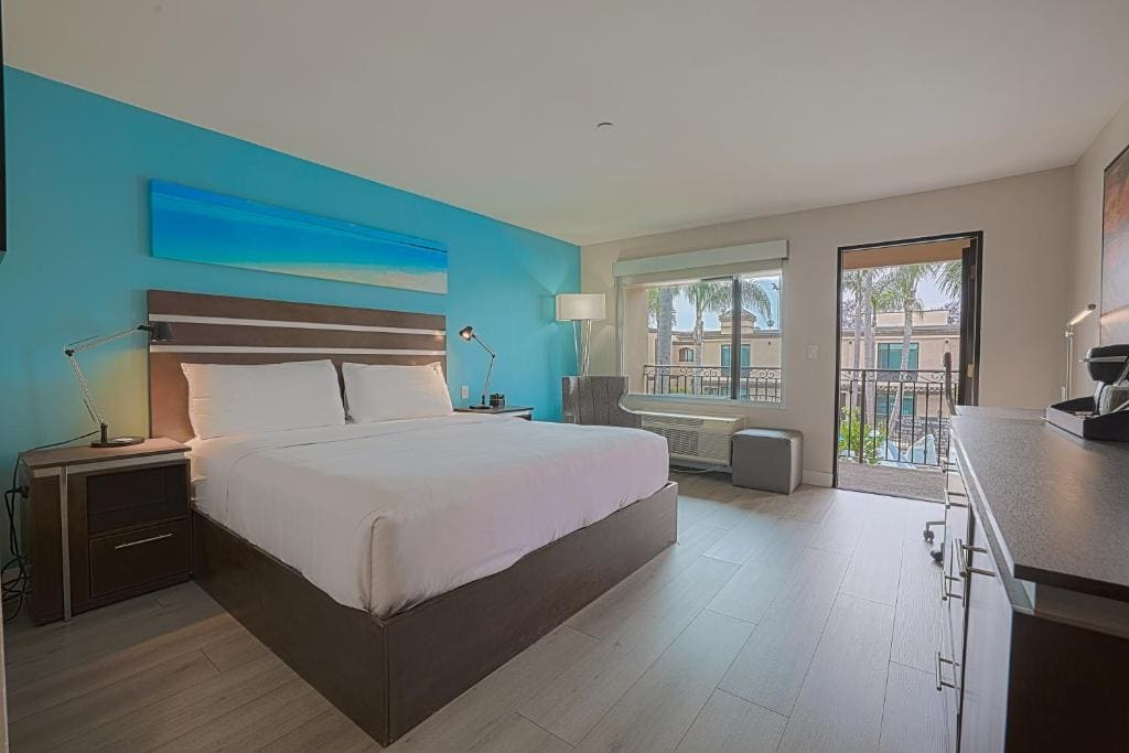 Deluxe King Room with Patio - Non-Smoking room - Image 1