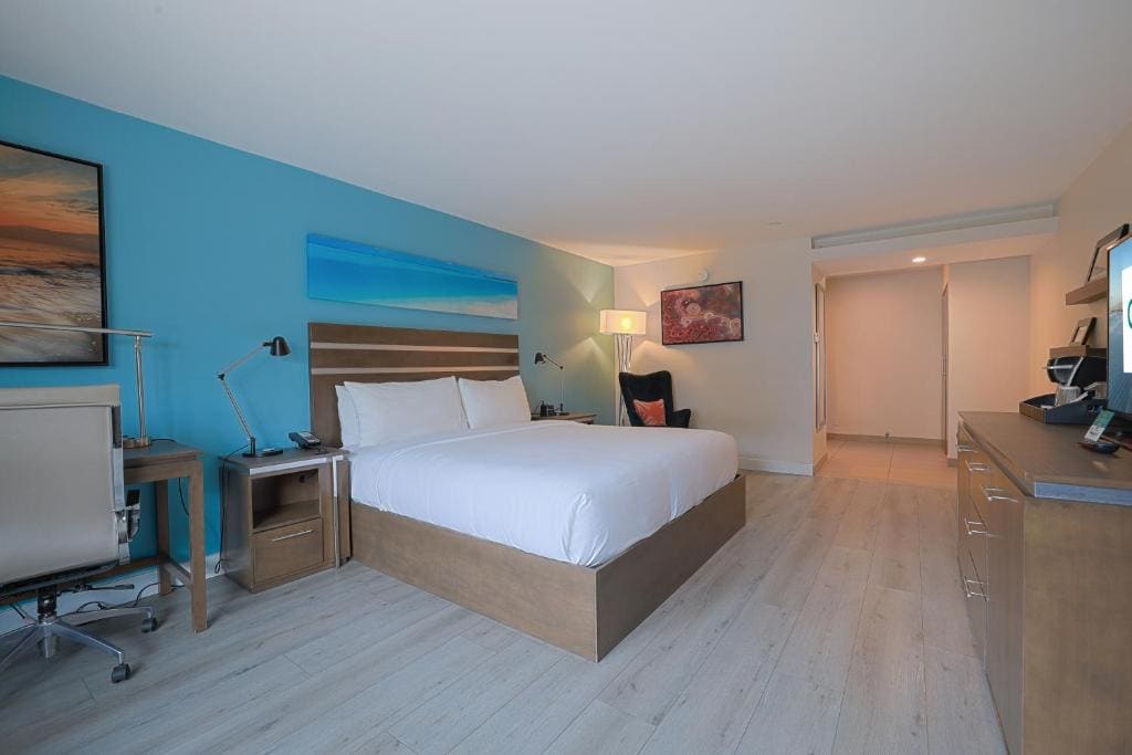 Standard Room, 1 King Bed, Patio, Non-Smoking room - Image 1