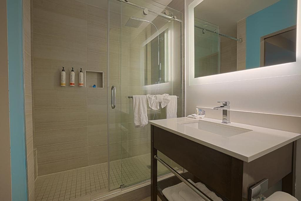 Standard Room, 2 Queen Beds, Non-Smoking room - Image 3