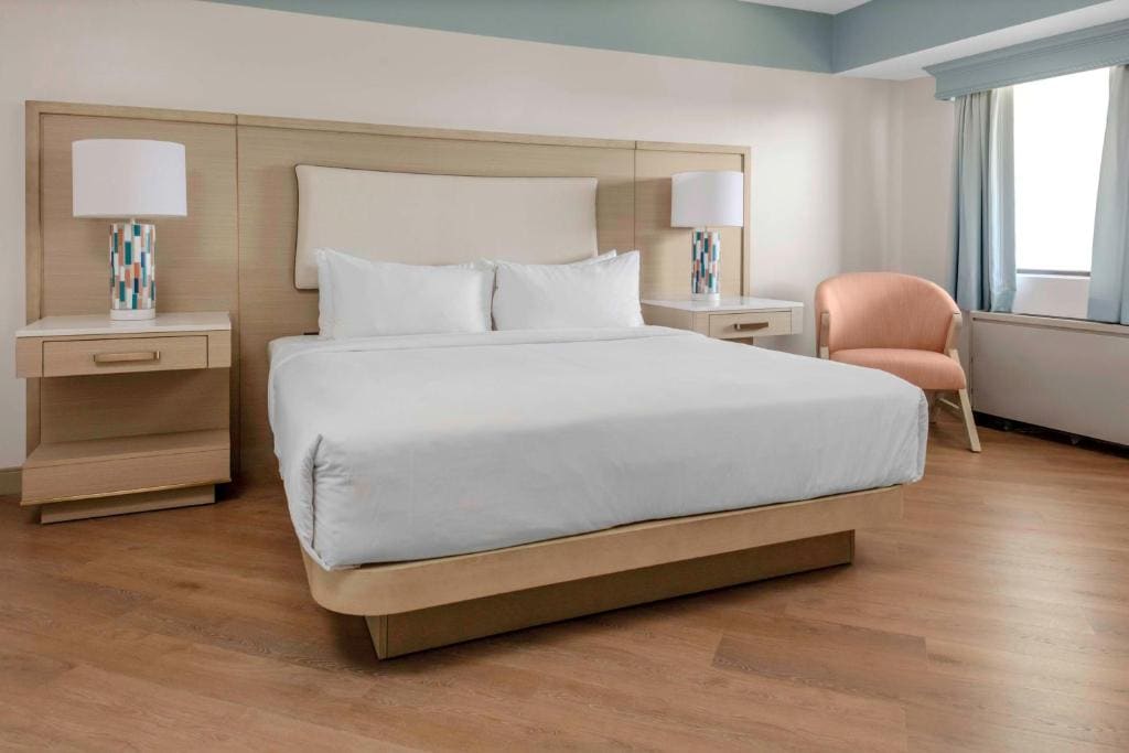Junior King Suite with Ocean View room - Image 3