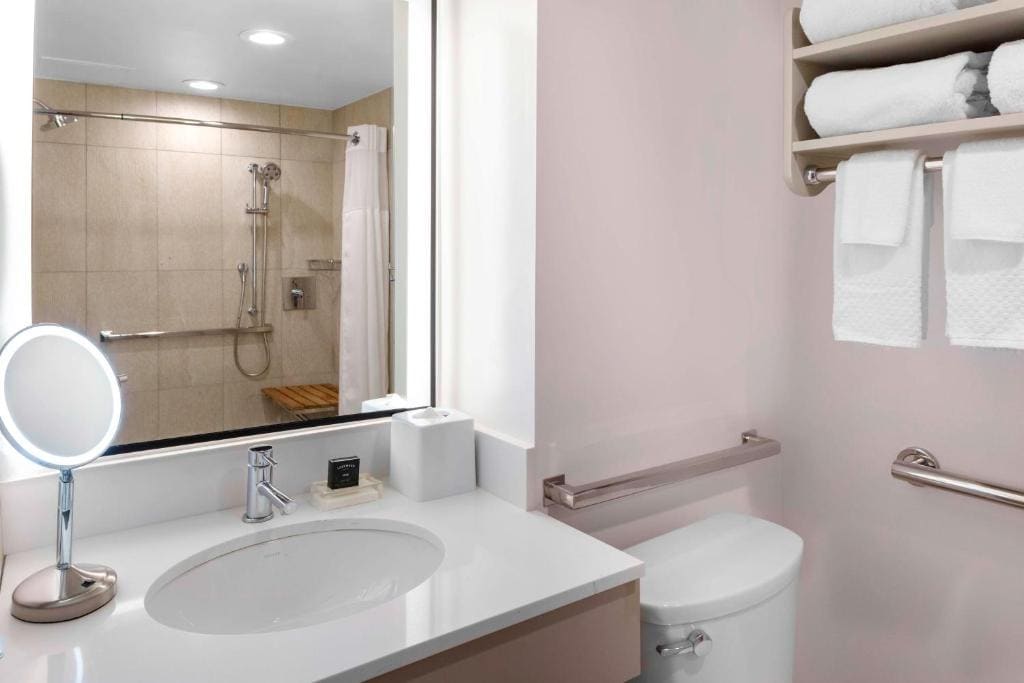 Queen Room with Two Queen Beds, Ocean View and Roll-in Shower - Mobility and Hearing Access room - Image 2