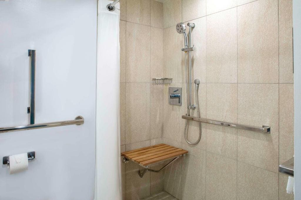 Queen Room with Two Queen Beds, Ocean View and Roll-in Shower - Mobility and Hearing Access room - Image 3