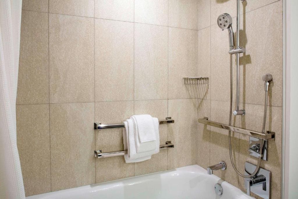 King Room with Ocean View and Bath Tub - Disability Access room - Image 3
