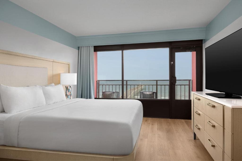 One-Bedroom King Suite with Ocean View room - Image 3