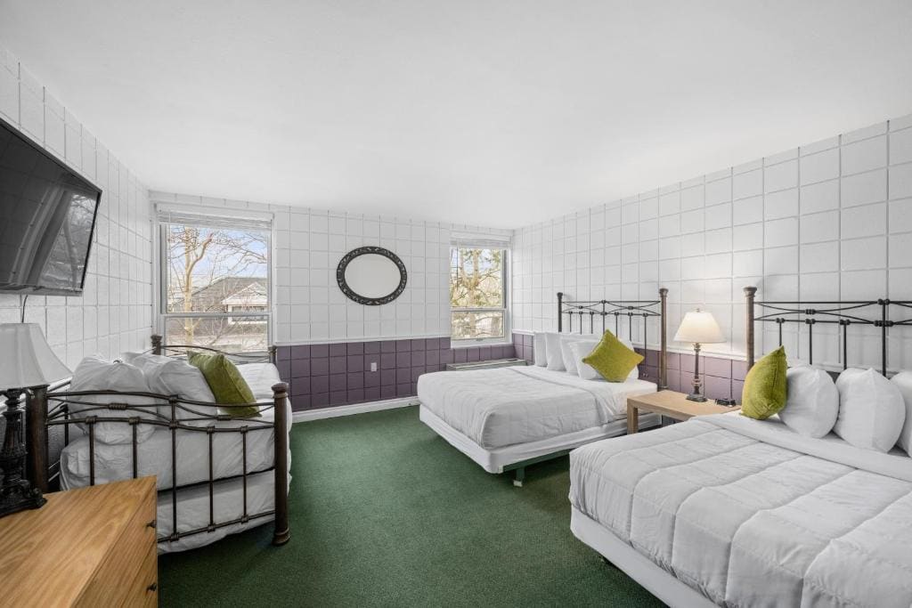 Standard Family Room room - Image 2