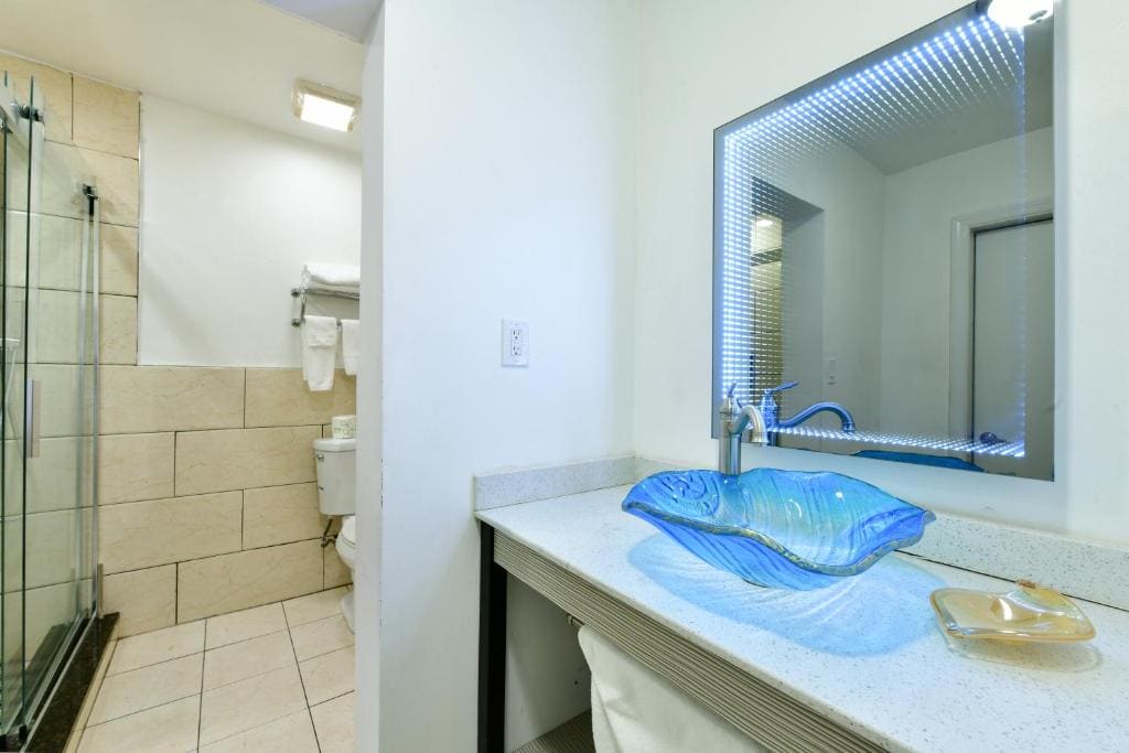 Deluxe Double Room with Shower room - Image 3