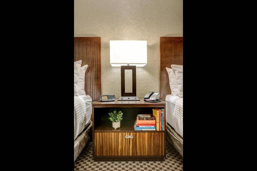 Queen Room with Two Queen Beds - Accessible/Non-Smoking room - Image 2