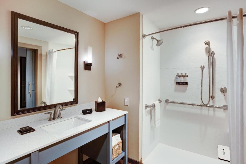 Accessible Mountain View Room room - Image 1