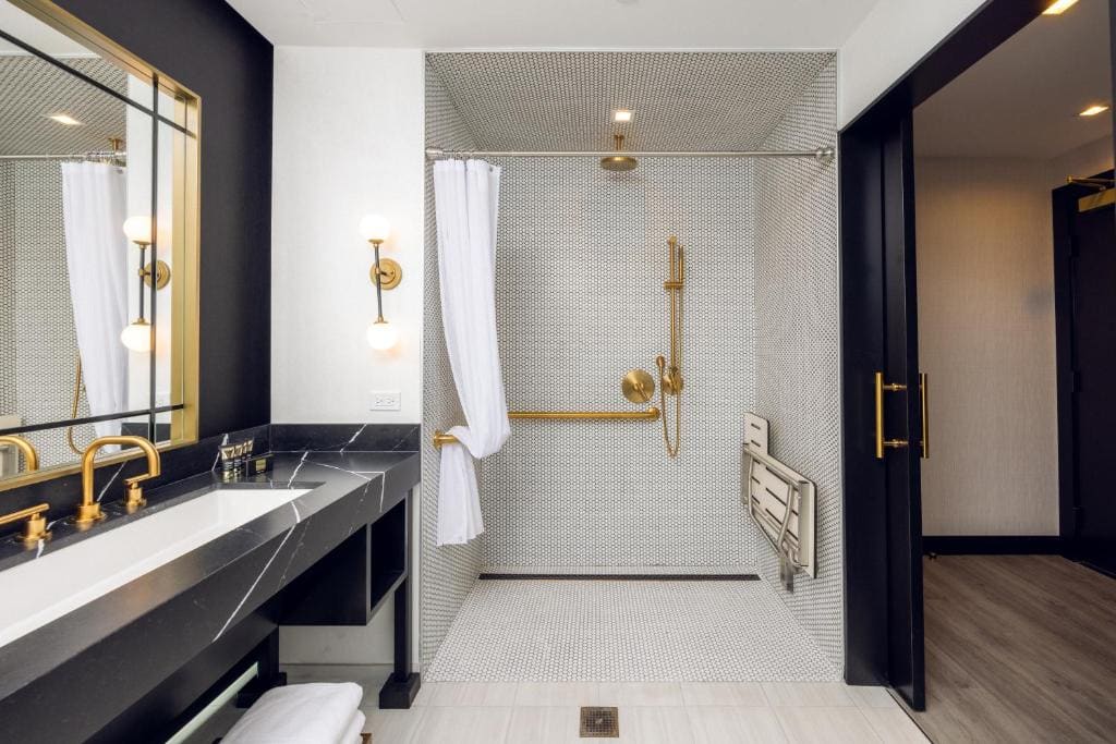King Room with Shower - Disability Access room - Image 2