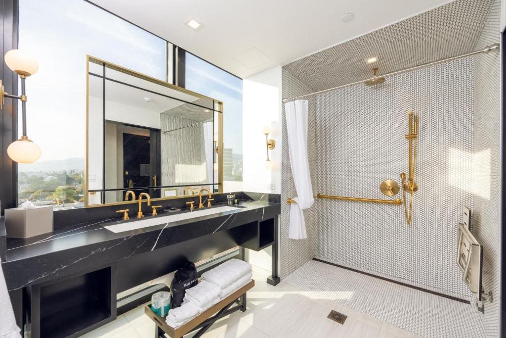 Double Queen Accessible with Roll-in Shower room - Image 2