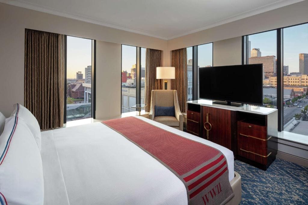 Deluxe King Corner Room room - Image 1