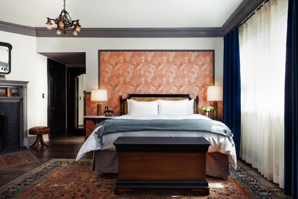 Deluxe King Room - Disability Accessible room - Image 1