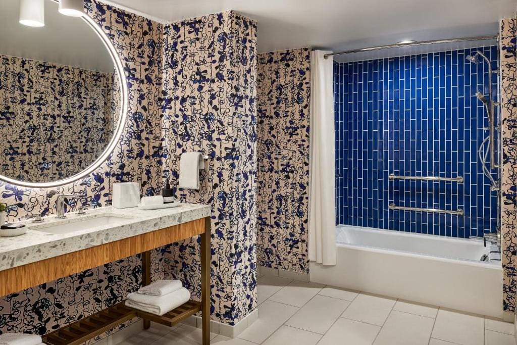 Luxury King Room with Tub - Mobility and Hearing Accessible room - Image 1