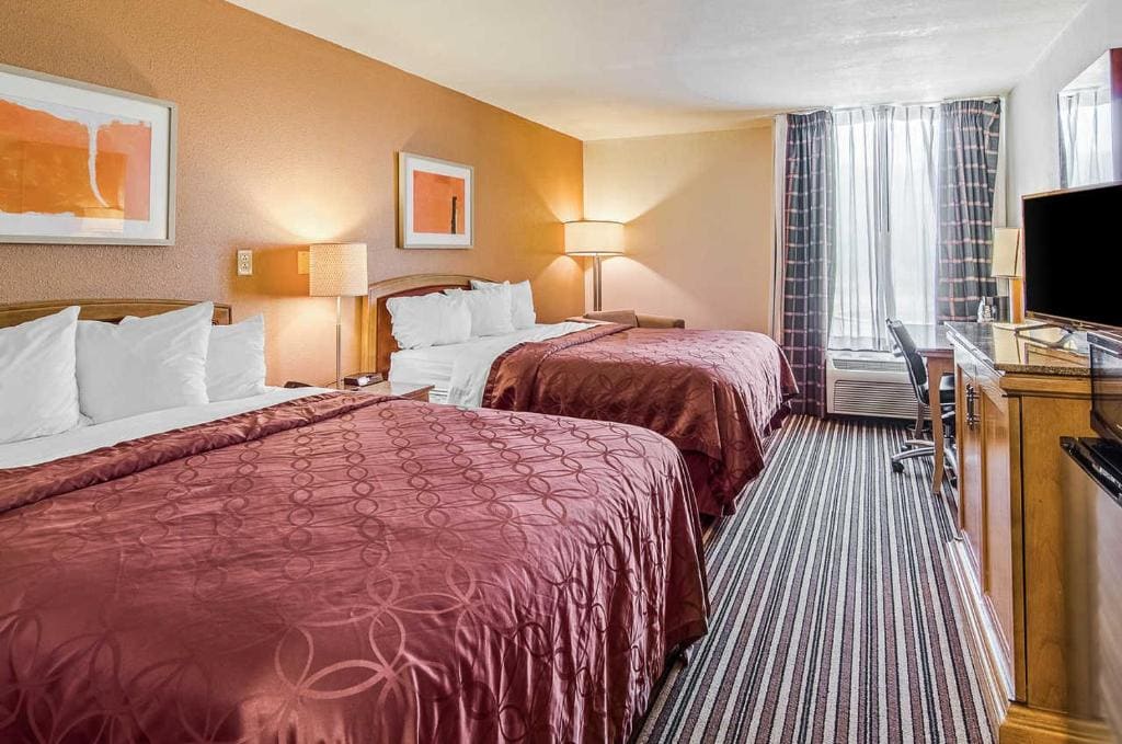 Queen Room with Two Queen Beds - Non-Smoking room - Image 2