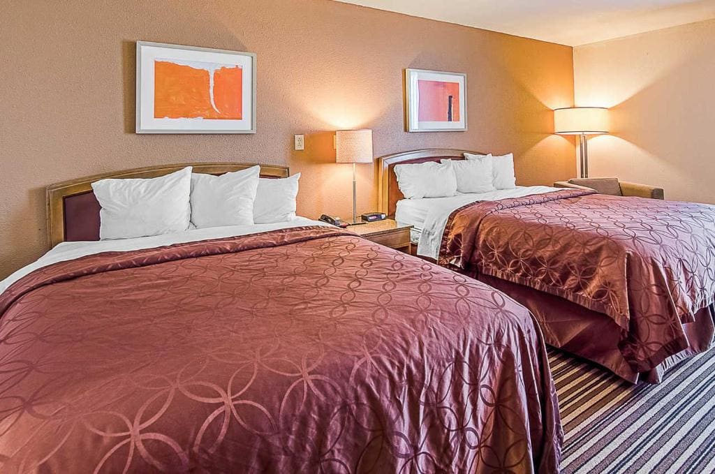 Queen Room with Two Queen Beds - Non-Smoking room - Image 3