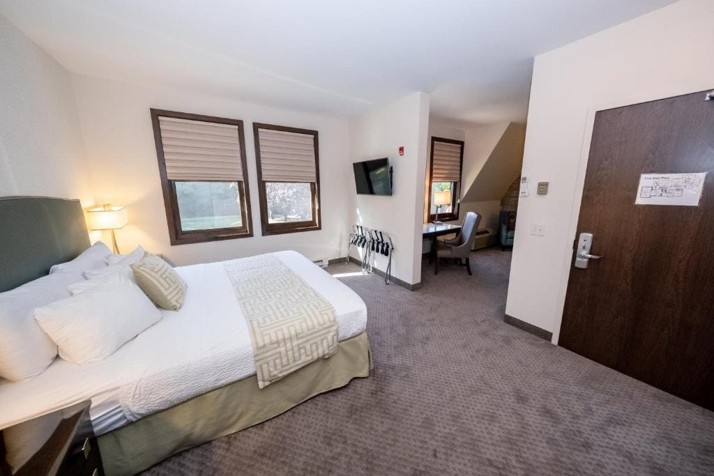 King Studio with Sofa Bed room - Image 2