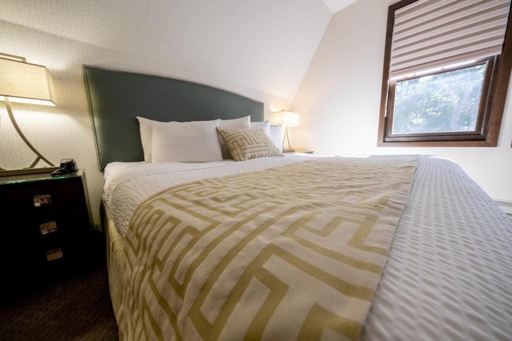 Suite with Spa Bath room - Image 3