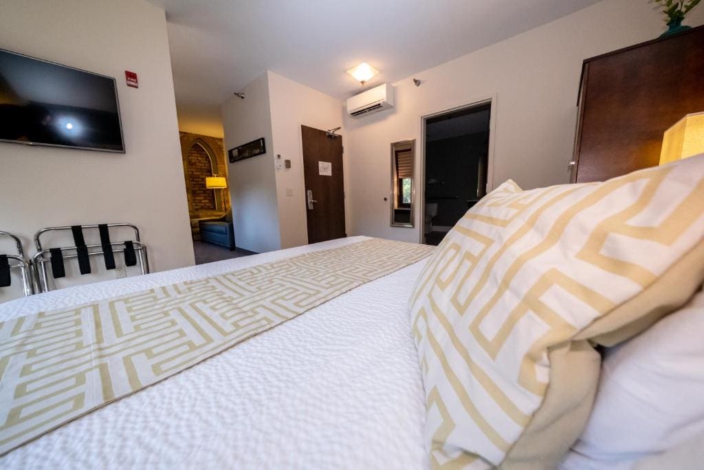 King Studio with Sofa Bed room - Image 3