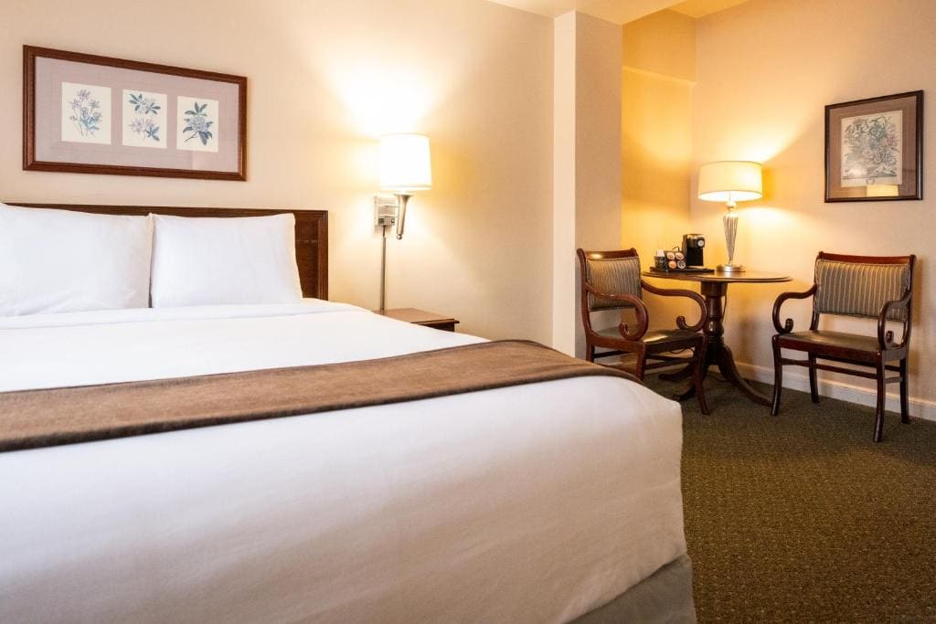 Deluxe Queen Room room - Image 1