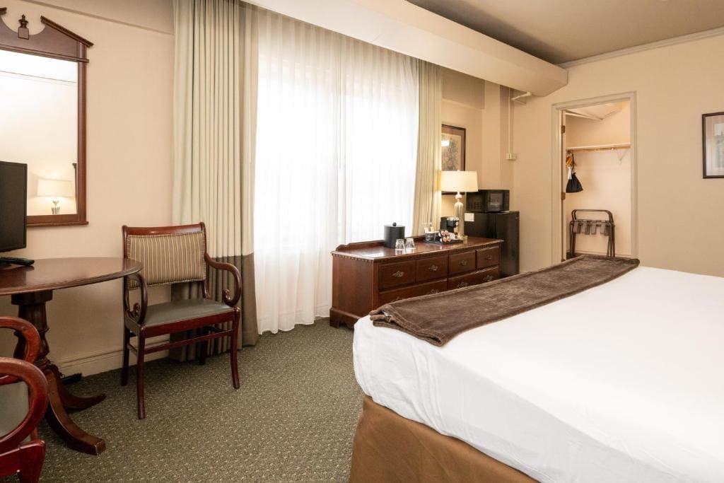 Deluxe King Room room - Image 1