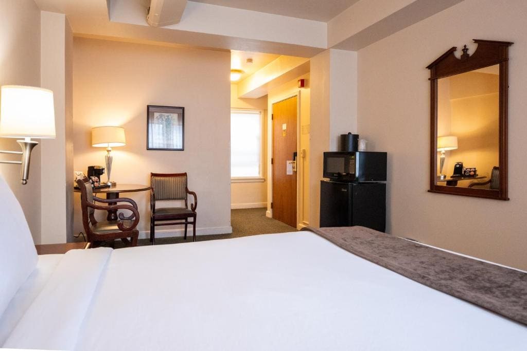 Deluxe Queen Room room - Image 3