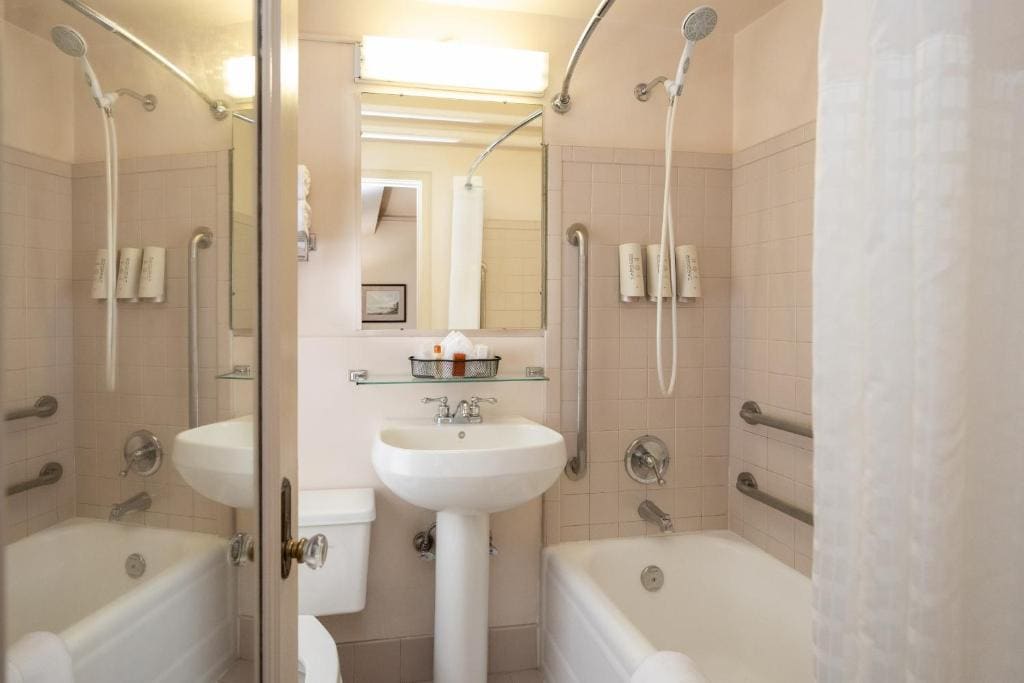 Deluxe Room with Two Double Beds room - Image 3