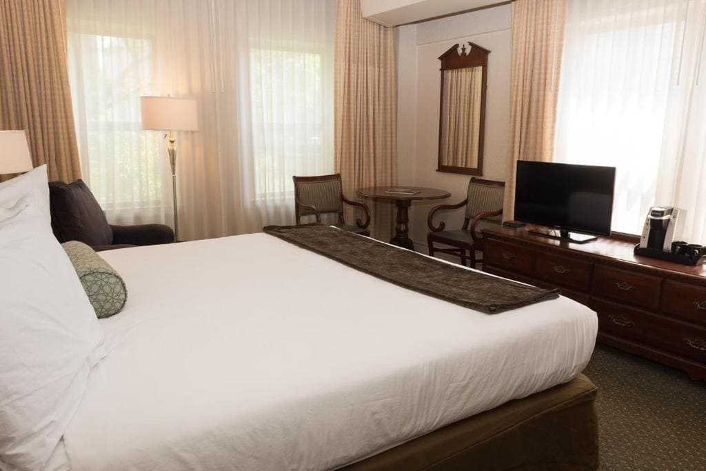 Junior Suite with King Bed room - Image 2