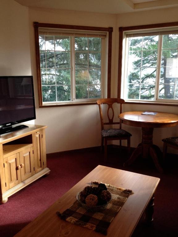 Deluxe King Suite with River View room - Image 3