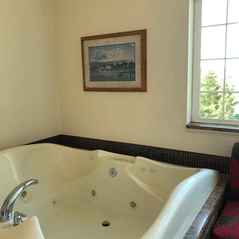 Queen Room with Spa Bath room - Image 2