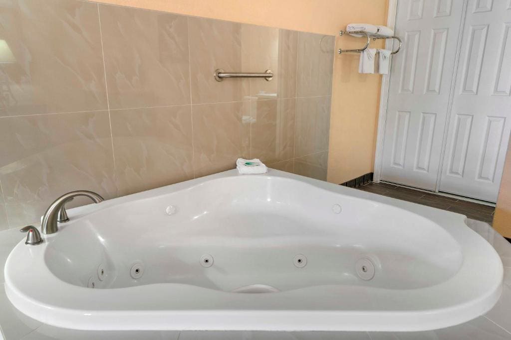 King Room with Spa Bath room - Image 3