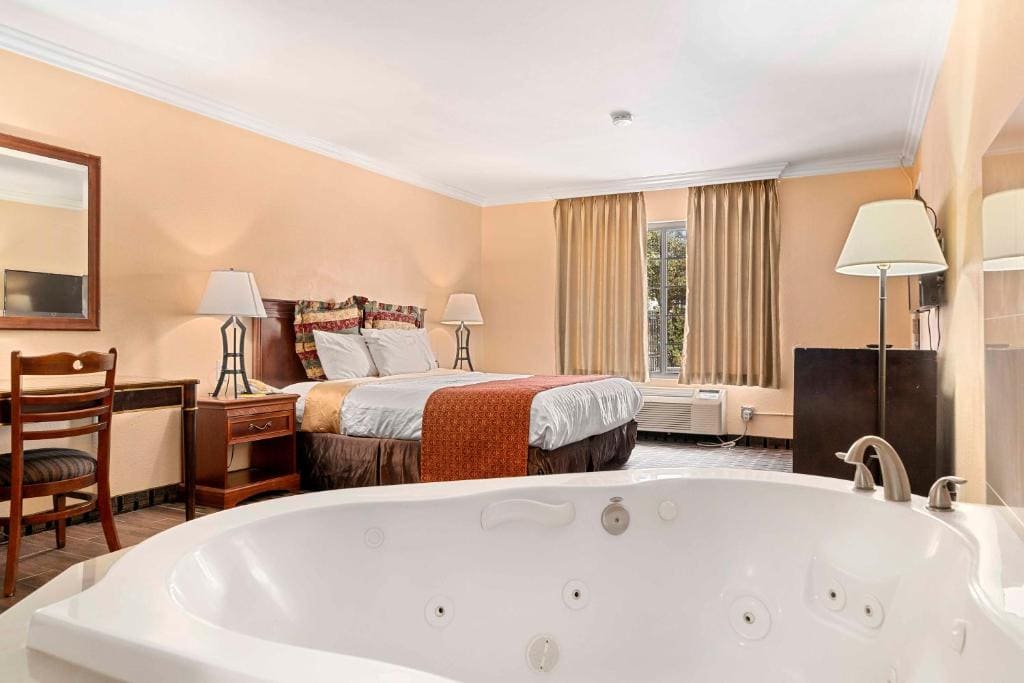 King Room with Spa Bath room - Image 2