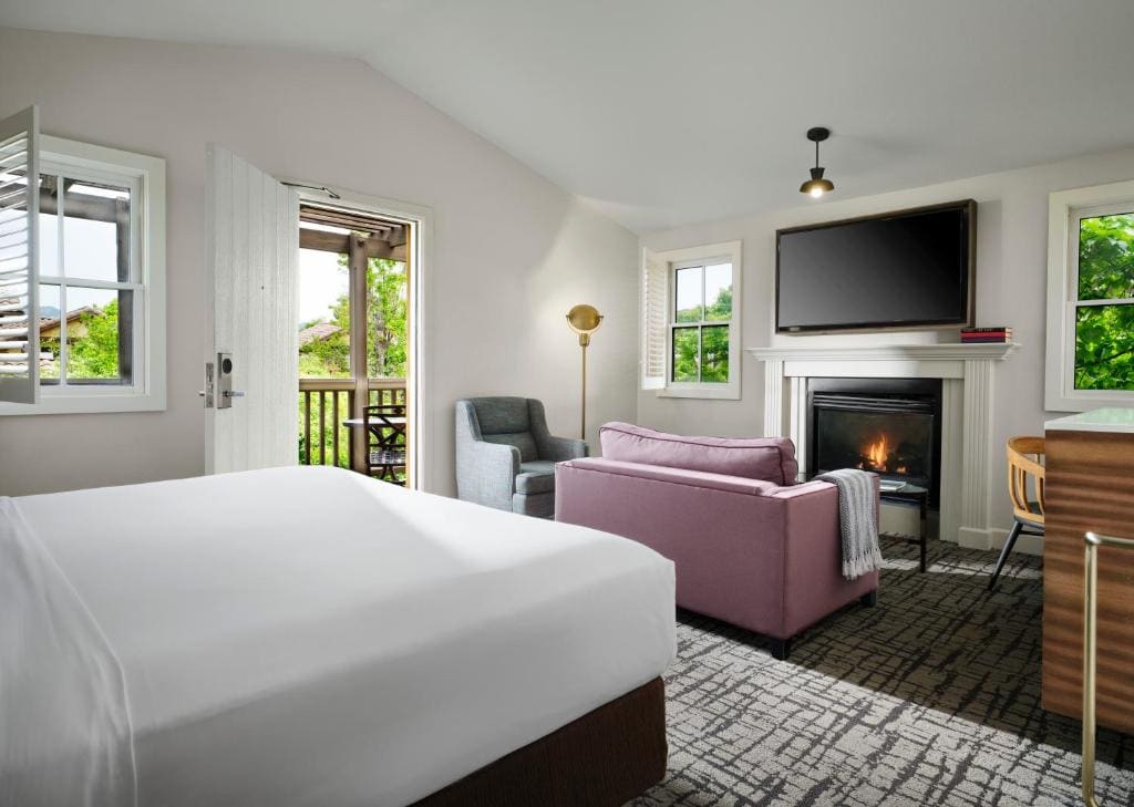 Cottage Junior King Suite with Sofa Bed and Balcony room - Image 3
