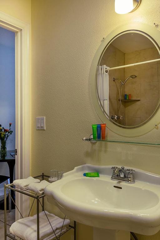 Two Double beds with Kitchenette room - Image 3