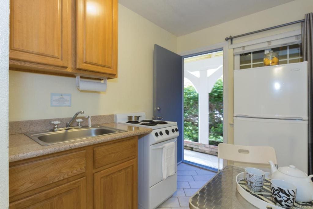 Two Double beds with Kitchenette room - Image 1