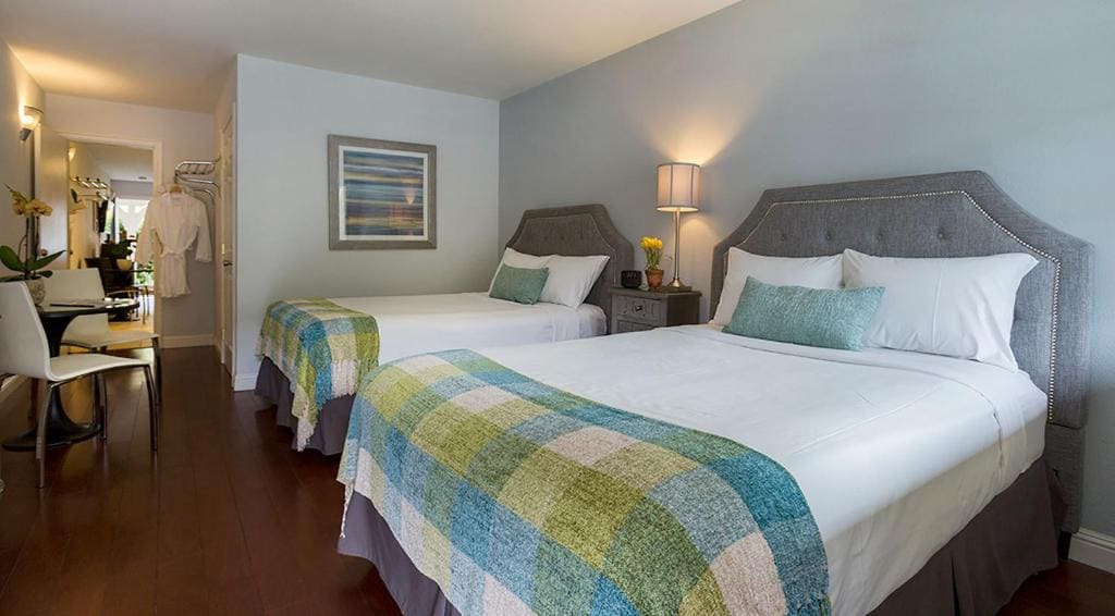 Double Room with Lake View room - Image 1