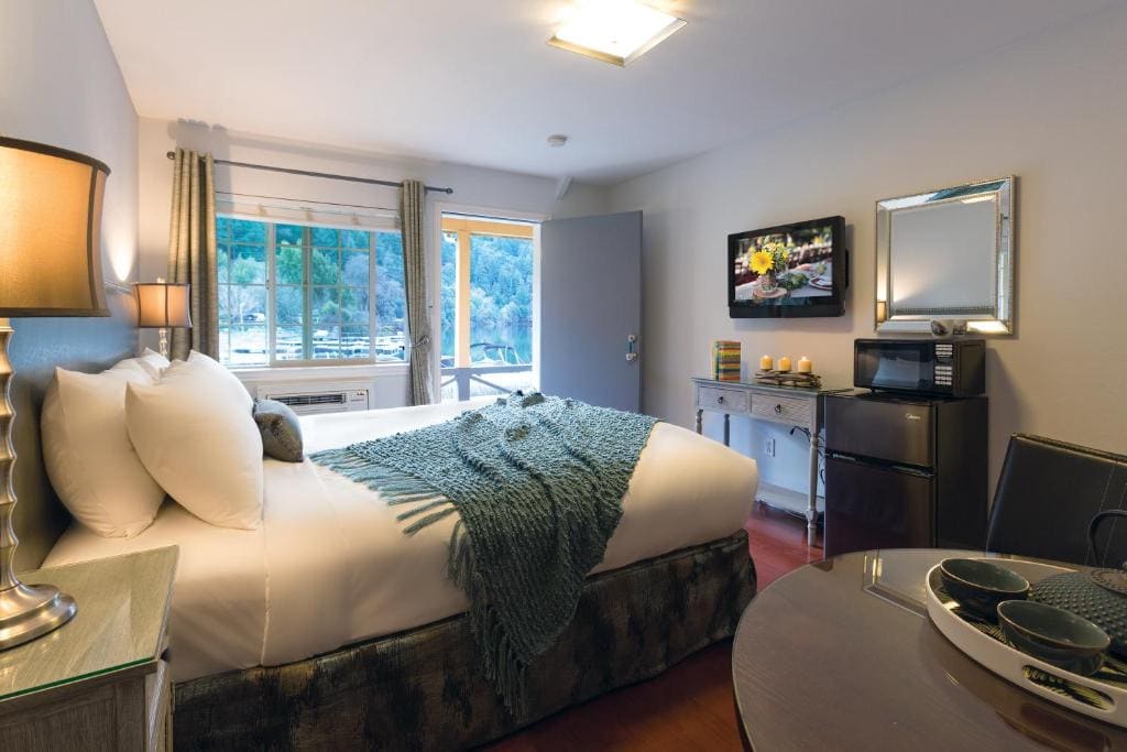 King Room with Lake View room - Image 1