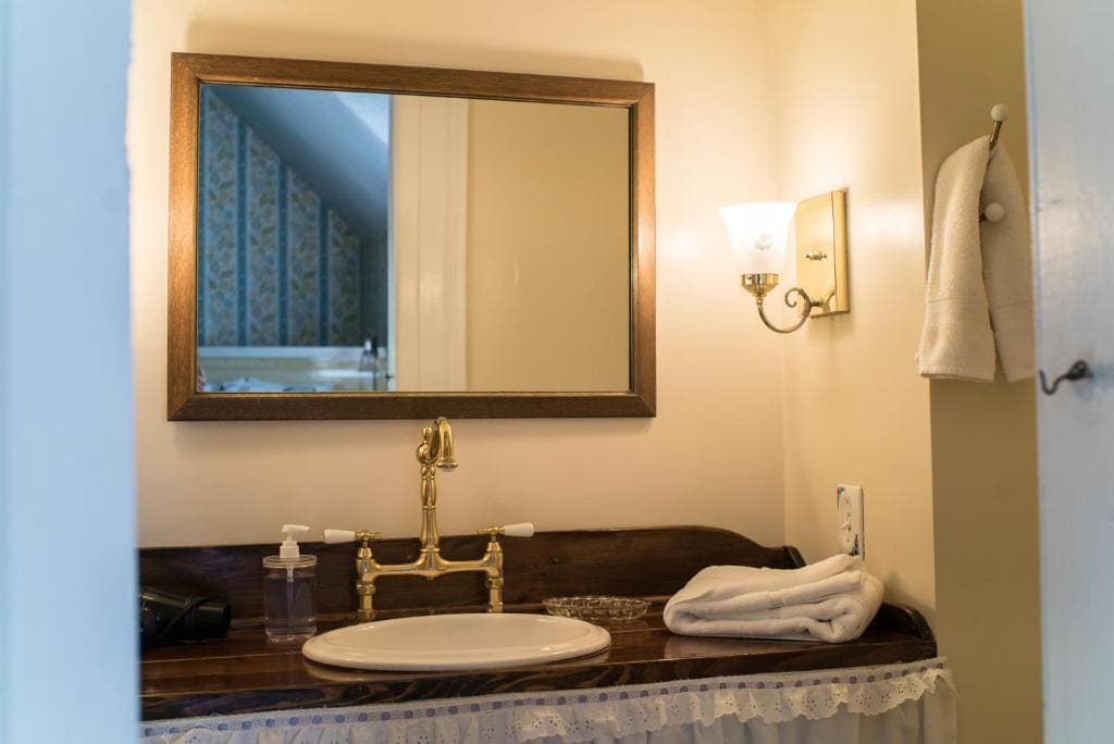 Deluxe Double Room with Balcony room - Image 3